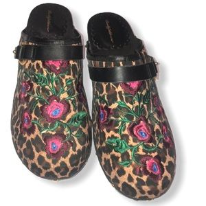 Beverly Feldman Big cat/floral print clogs